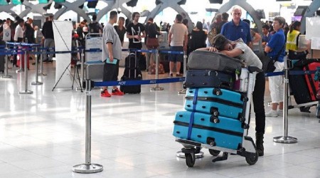 Binlerce Pakistanlı havalimanına akın etti