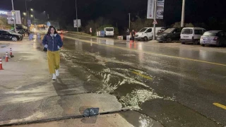 Bodrum'da ana su hattı patladı, yol çöktü