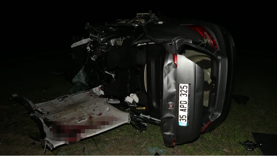 Çanakkale'de iki otomobilin çarpıştığı kazada 5 kişi öldü, 1 kişi yaralandı