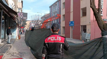 Depremde ağır hasarlı binalar tek tek yıkılıyor