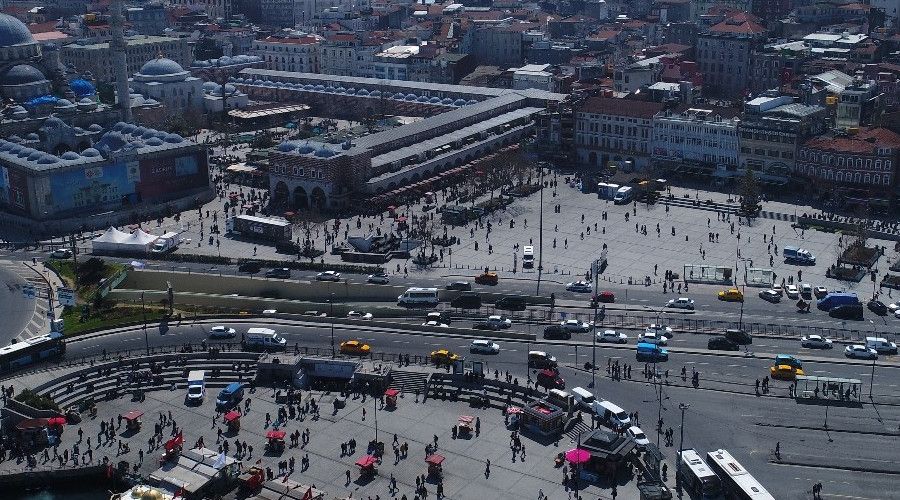 Eminönü'ndeki kalabalık eski günlerine döndü