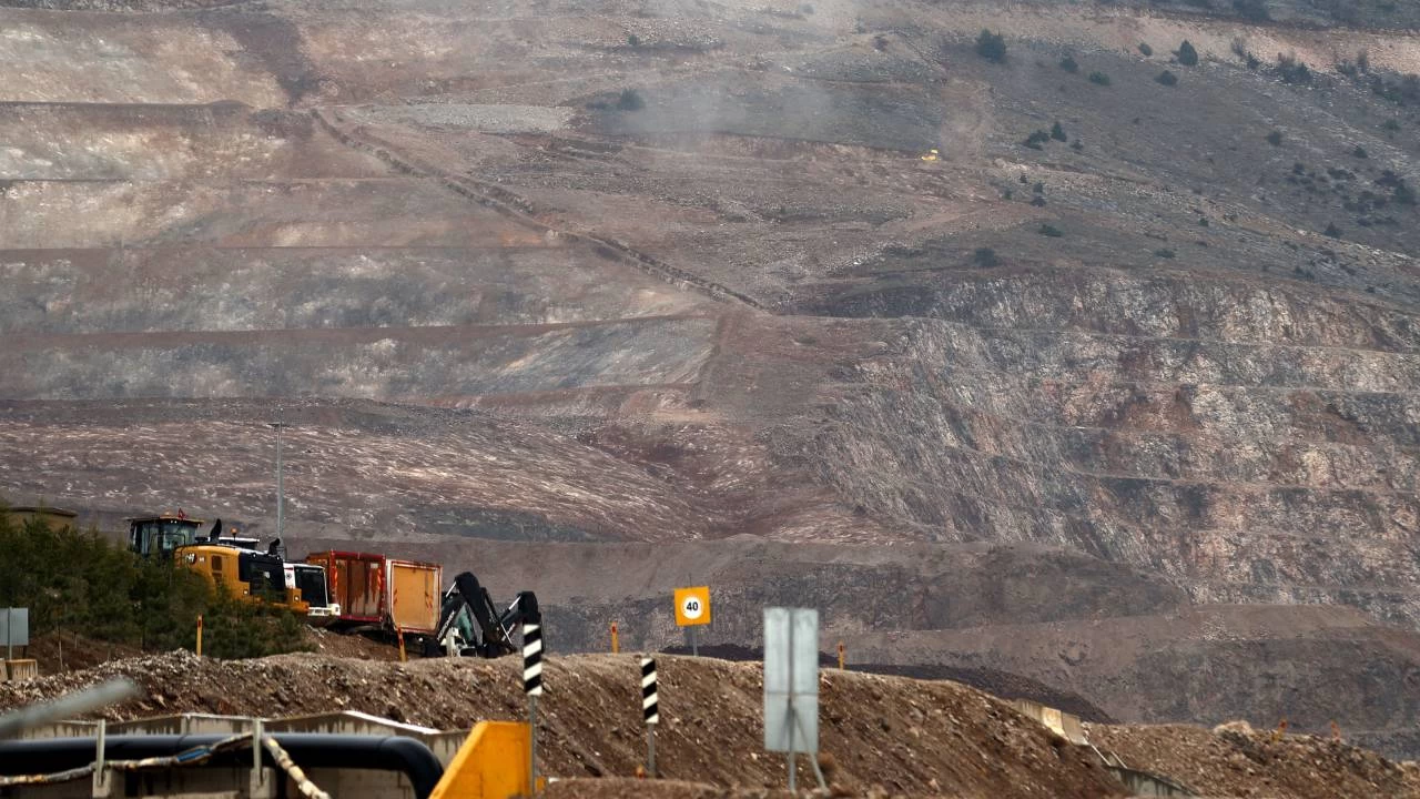 Erzincan'da kayıp işçileri arama çalışmaları, araçlara ait parçalar bulunan alanda yoğunlaştırıldı