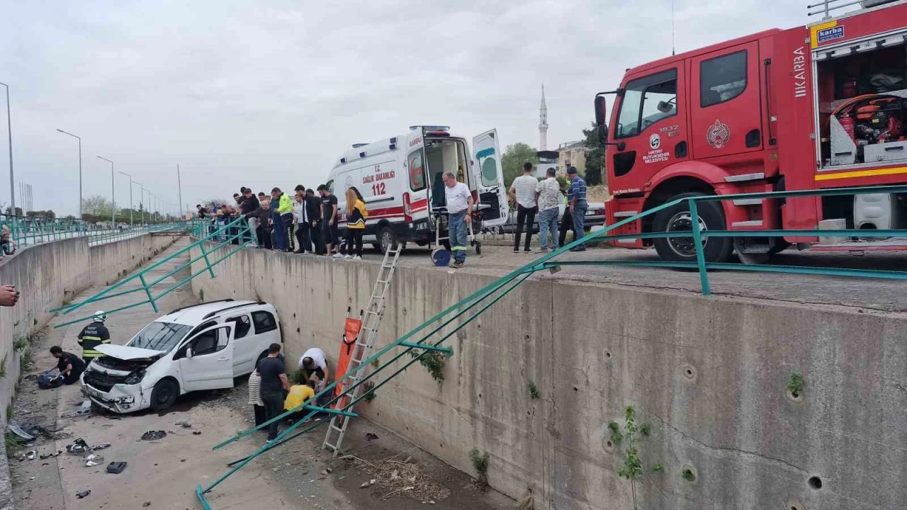 Fren yerine gaza basınca araç su kanalına uçtu