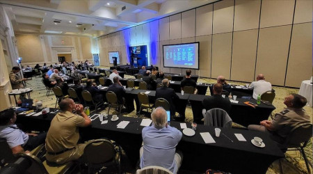 Gözlüğü takan kendisini Atak helikopterinin yanında buluyor!