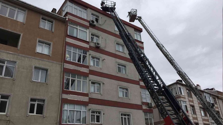 Güngören'de 5 katlı binada yangın paniği