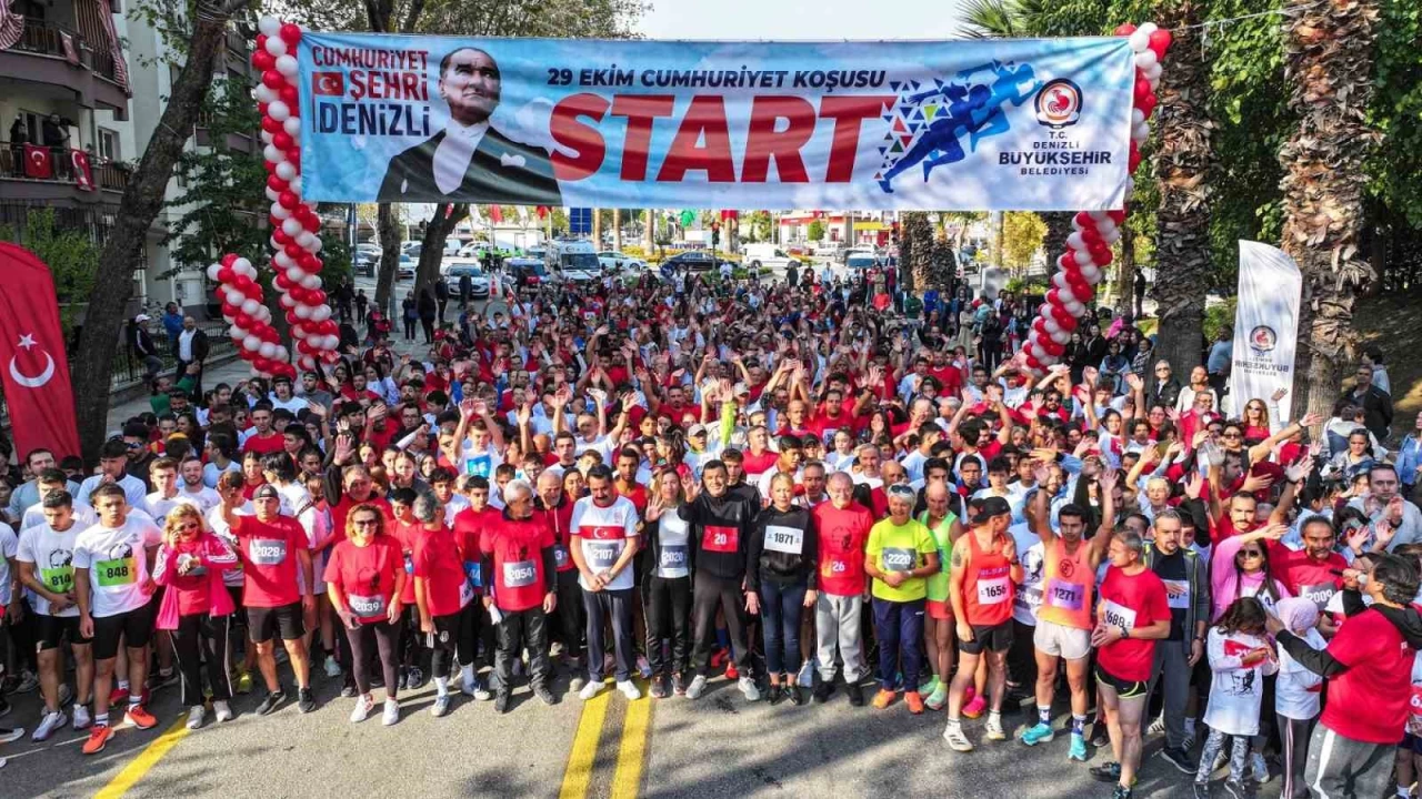 Halk Cumhuriyet Koşusu'na akın etti