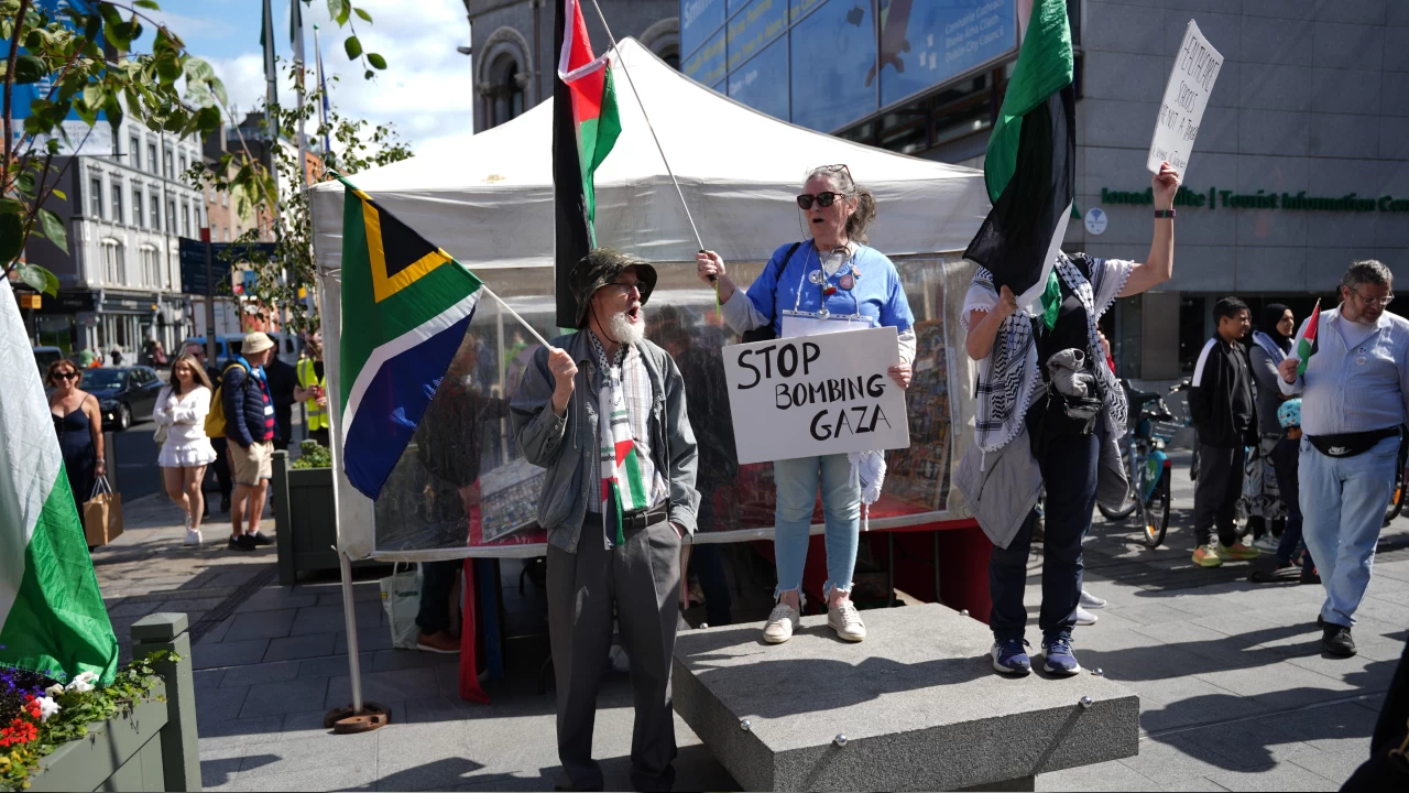 İrlanda'da İsrail'i destekleyen ABD yönetimi protesto edildi