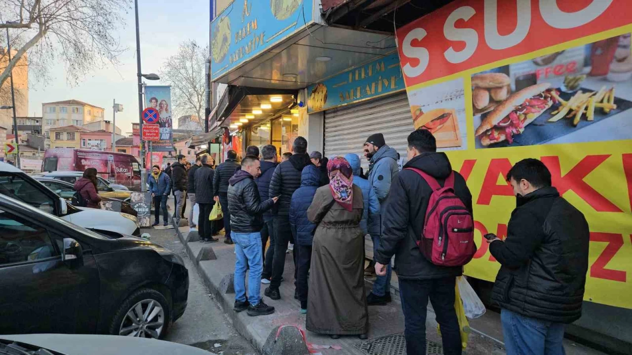 stanbul'da Ramazan'n ilk gnnde pide kuyruu