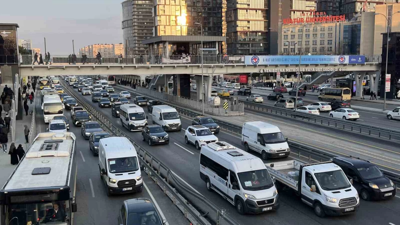 stanbul'da trafik younluu yzde 80'e ulat