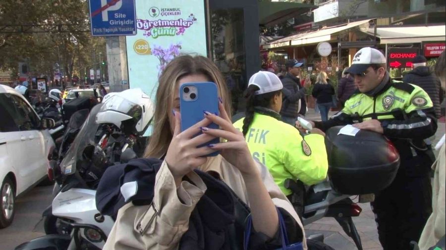 Kadıköy'de scooter denetimde ceza yedi, telefonunu çıkarıp basın mensuplarını çekti