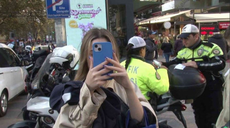Kadıköy'de scooter denetimde ceza yedi, telefonunu çıkarıp basın mensuplarını çekti