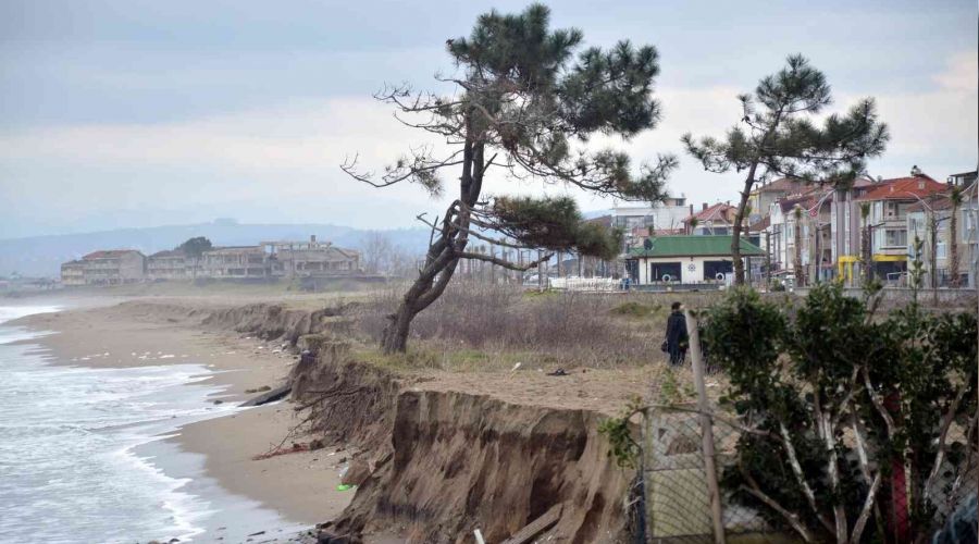 Karadeniz, bu ilçeyi parça parça yutuyor