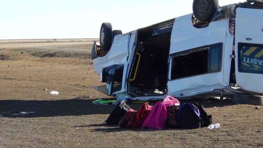 Kars'ta renci servisi takla att: 1 l, 14 yaral