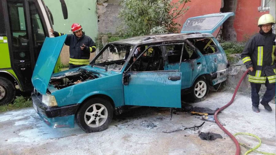 Kibritle oynayan çocuk otomobili yaktı