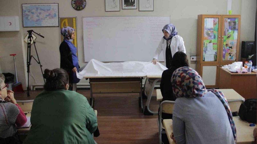 Kimi korkusunu yenmek için, kimi meslek sahibi olmak için geliyor