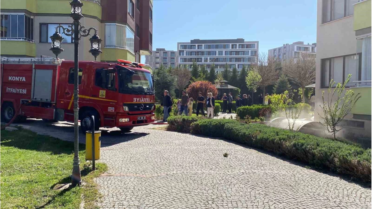 Konya'da sitenin otoparkında 2 otomobil yandı