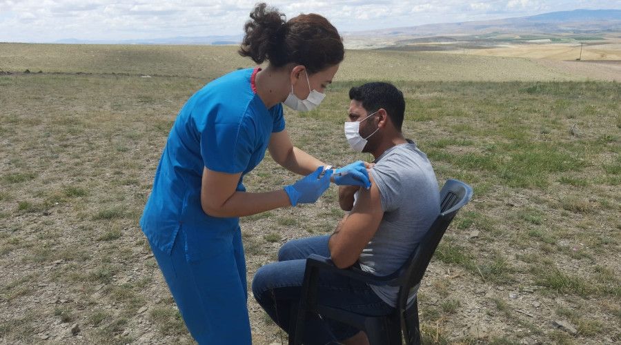 Mevsimlik tarım işçilerinin Covid-19 aşıları tarlada yapıldı