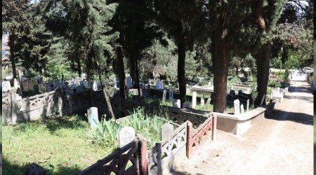 Mezarlıklar bayram öncesi boş kaldı