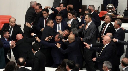 Milletvekilleri birbirine girdi