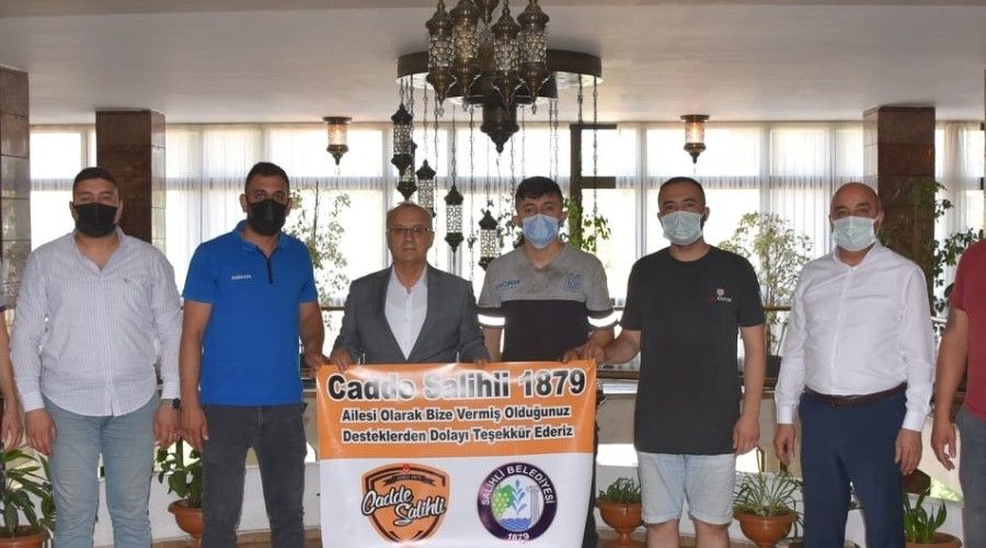 Modifiye otomobil tutkunlar Salihli'de buluuyor