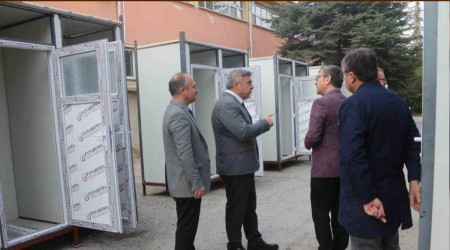 Öğrenciler deprem bölgesi için seyyar duş ve tuvalet yaptı