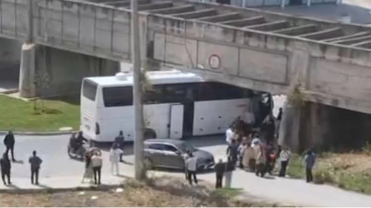 Otobüs köprü altına sıkıştı