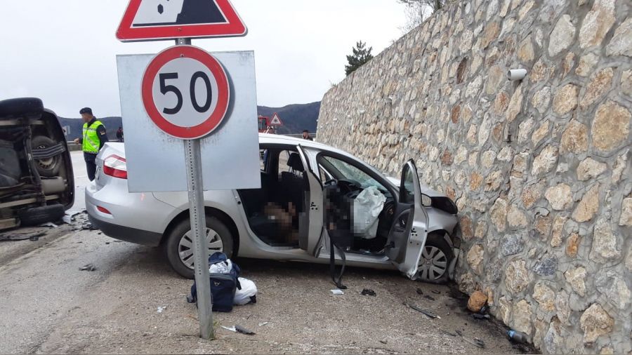 Otomobil ile hafif ticari araç çarpıştı: 3 ölü, 2 yaralı