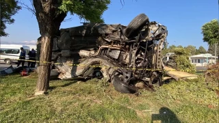 Otomobil refüjdeki ağaca çarptı: 1 ölü, 2 yaralı