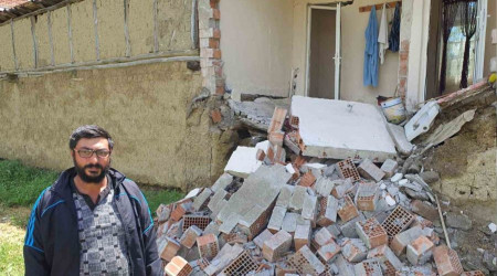 Sağanak yağışa dayanamayan evin duvarı çöktü