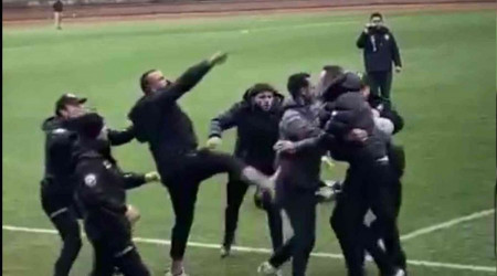 Sahaya inen kulüp başkanı rakip futbolcuyu tokatladı