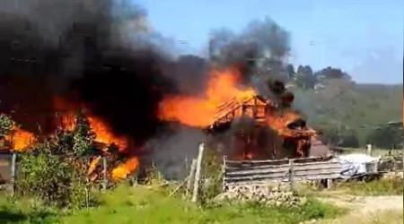 Sakarya'da iki ev alevlere teslim oldu