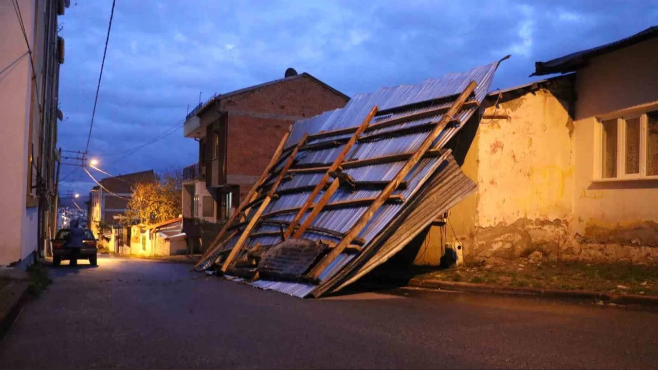 Sivas'ta fırtınada 40'tan fazla binanın çatısı uçtu