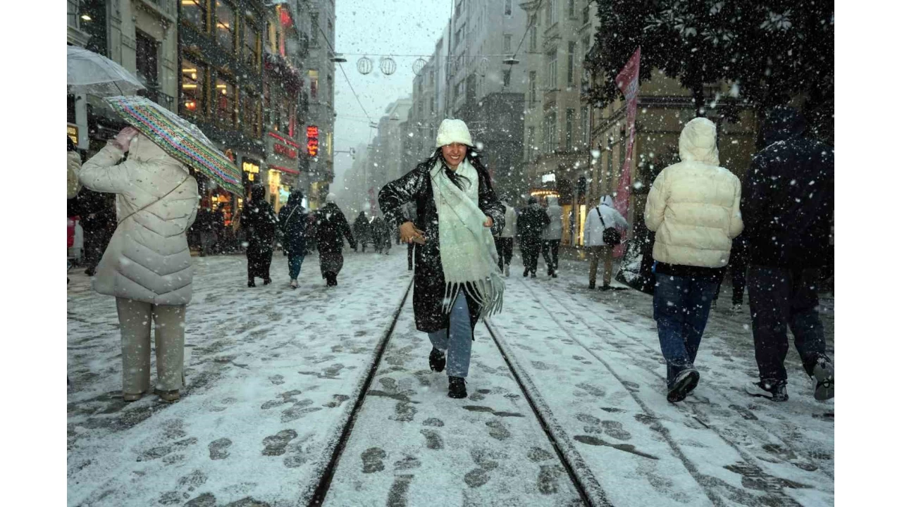 Taksim'de akam saatlerinde kar ya etkili oldu