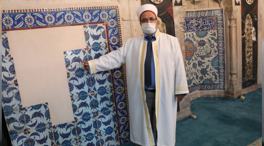 Tarihi Ulu Cami, çalınan çinilerini bekliyor