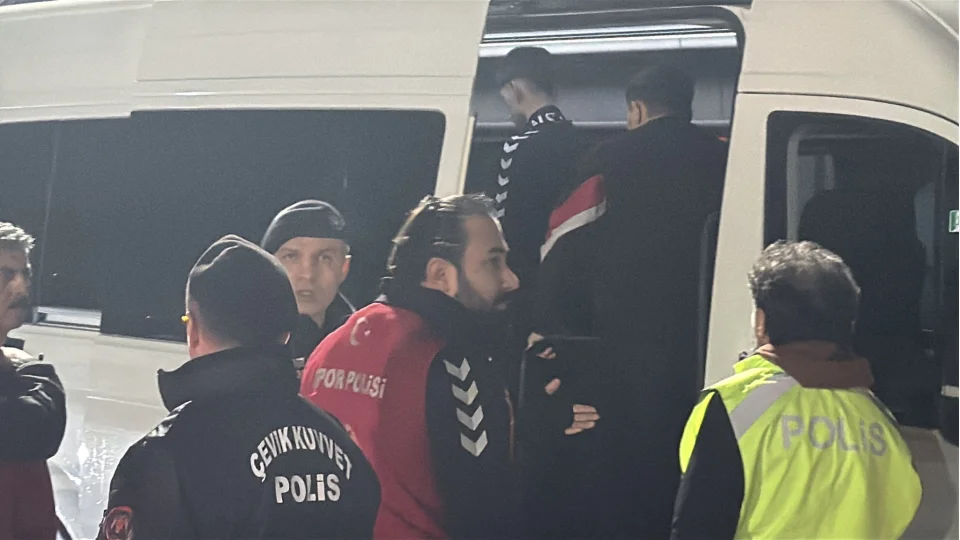 Trabzonspor otobüsünü taşladıkları iddiasıyla 6 kişi gözaltına alındı