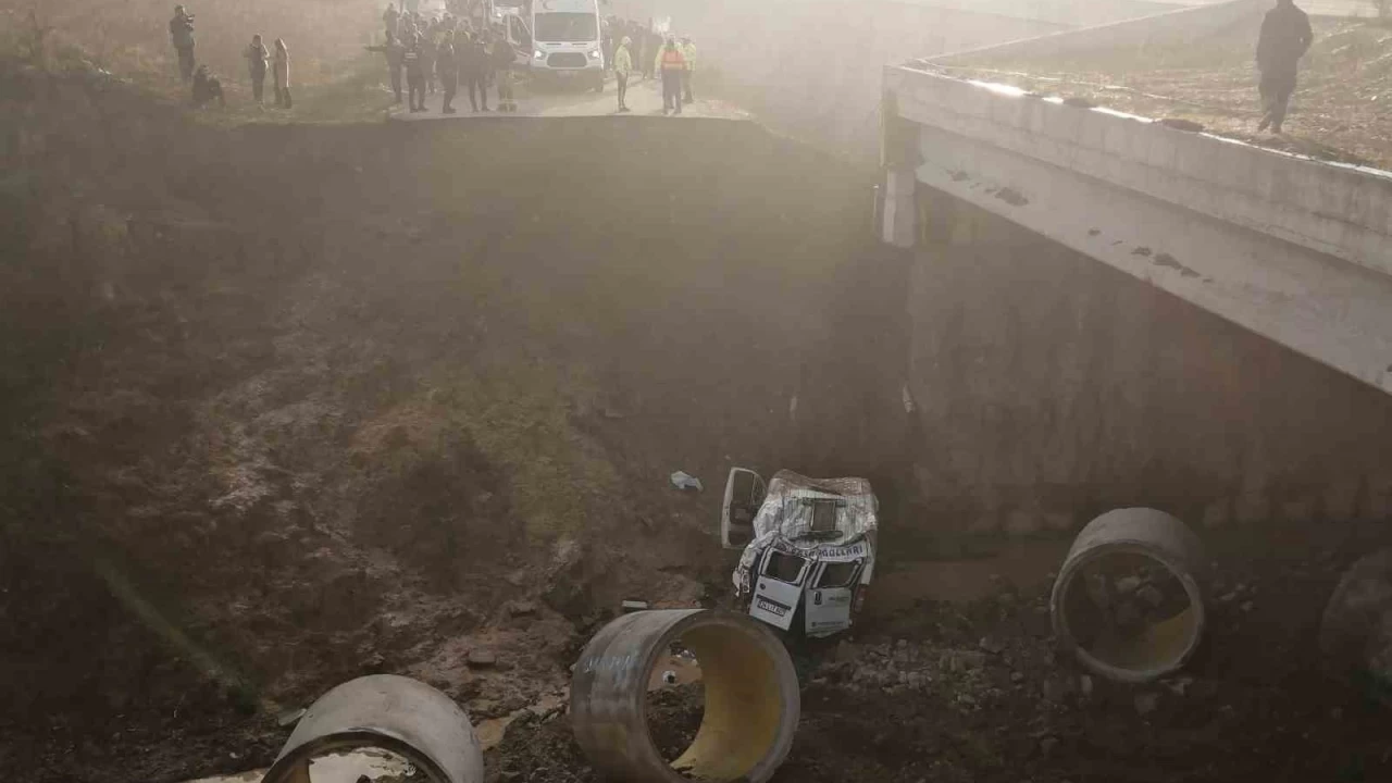 Tuzla'da servis minibs dereye utu: 2 l, 13 yaral