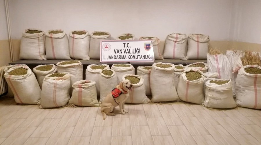 Van'da çuval çuval esrar ele geçirildi