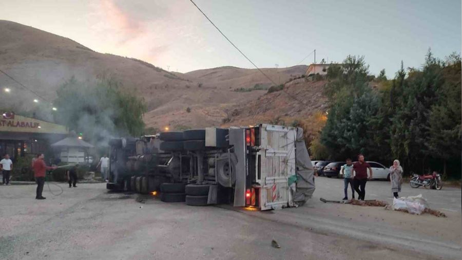 Virajı alamayan kamyon yan yattı: 5 yaralı