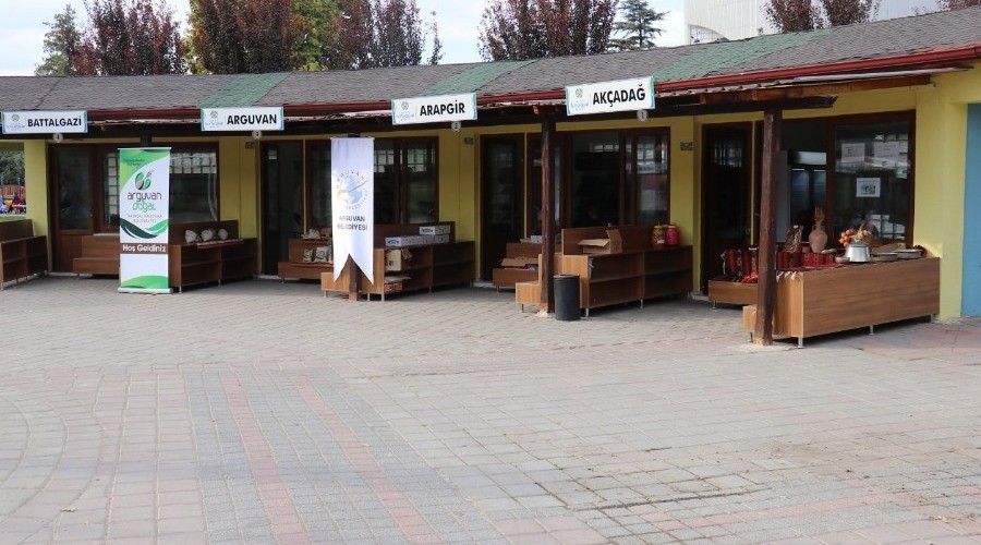 Yöresel ürünler bu pazarda alıcı bulunuyor