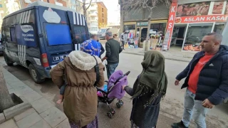 Zabıtayı gören dilenciler camiye kaçıp cemaatin arasına karıştı