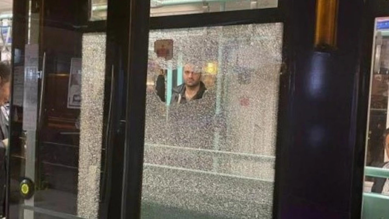 Zeytinburnu'nda tramvaya taş atıldı: Camı kırılan tramvay servis dışına alındı