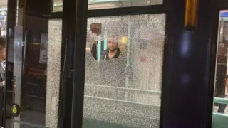 Zeytinburnu'nda tramvaya taş atıldı: Camı kırılan tramvay servis dışına alındı