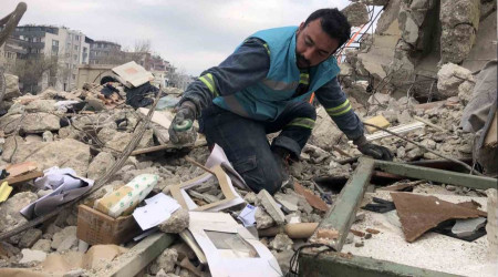 50 yıllık dükkânın enkazında hatıralarını arıyor