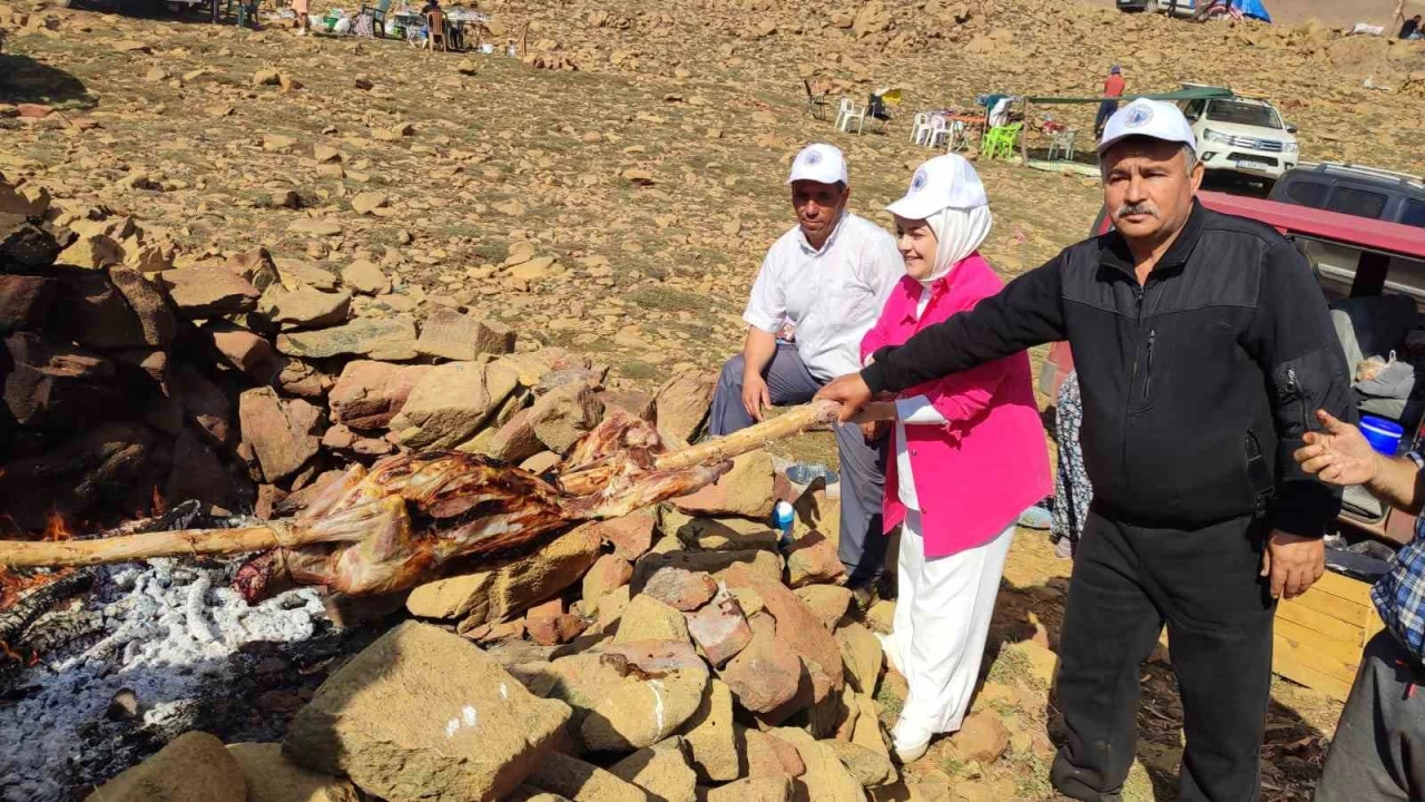 7 asırlık gelenek Sanrıdas Dağı'nın 2300 rakımlı zirvesinde yaşatılıyor