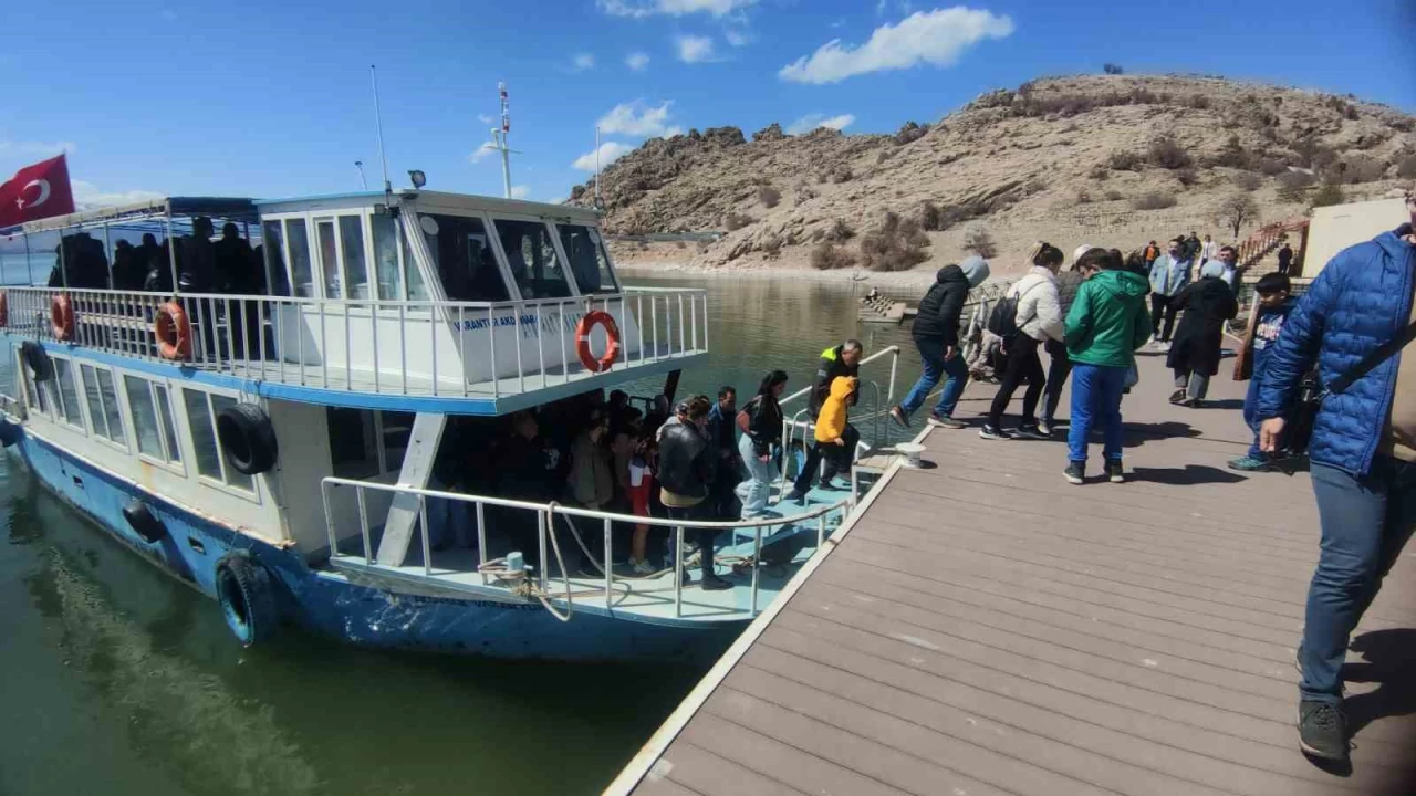 Akdamar Adası'nda bayram tatili yoğunluğu