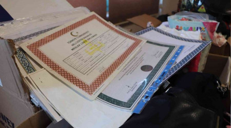 Aldıkları diplomaları tramvaylarda unuttular