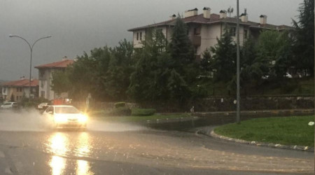 Aniden başlayan yağmur zor anlar yaşattı