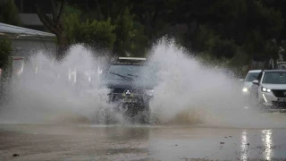 Antalya'da şiddetli yağış hayatı olumsuz etkiledi