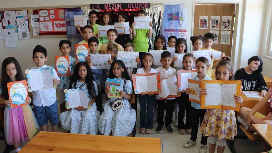 Bu okulda 10 ikiz ve 2 üçüz öğrenci karne heyecanı yaşadı