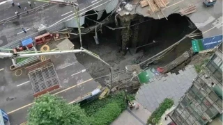 Çin'de metro inşaatı sırasında yol çöktü, dev çukur oluştu